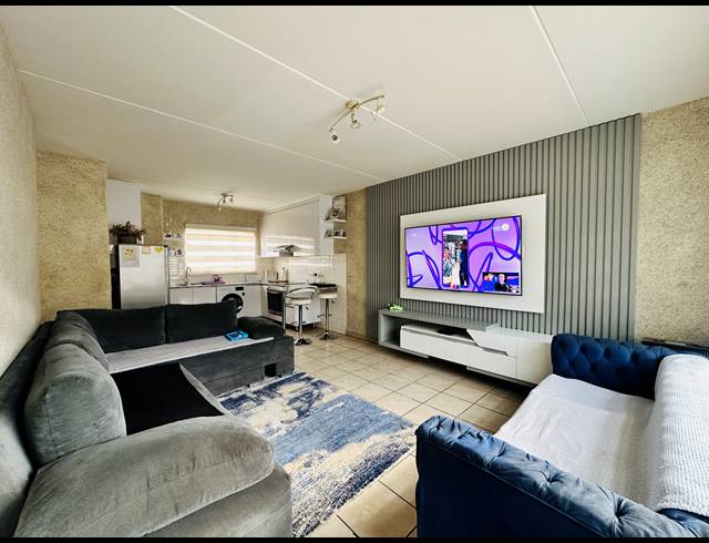2 BEDROOM TOWNHOUSE FOR SALE IN MEREDALE